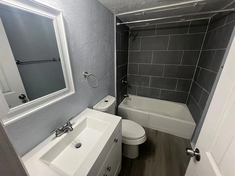 Hampton Gardens Apartment — Photo 28