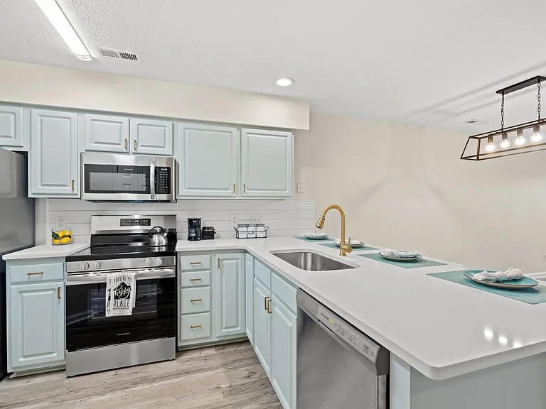 412 Pinehurst Ln #15F — Photo 3