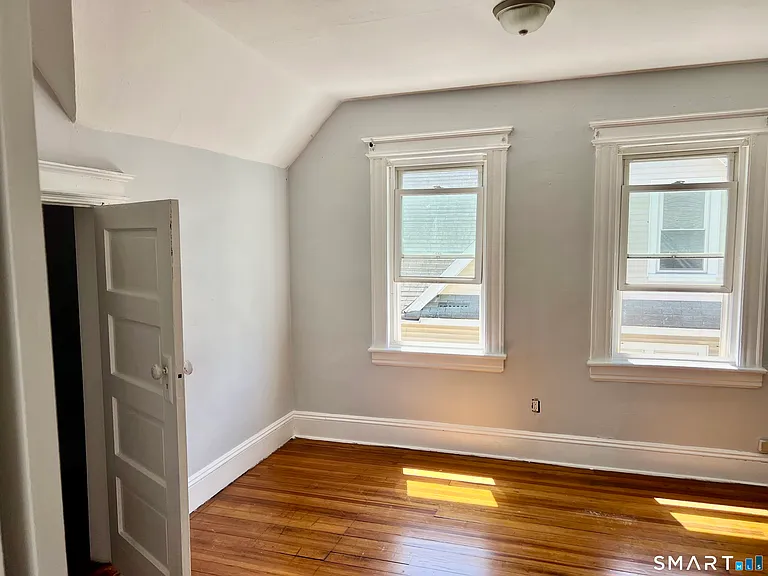 137 Hollister Ave — Photo 5