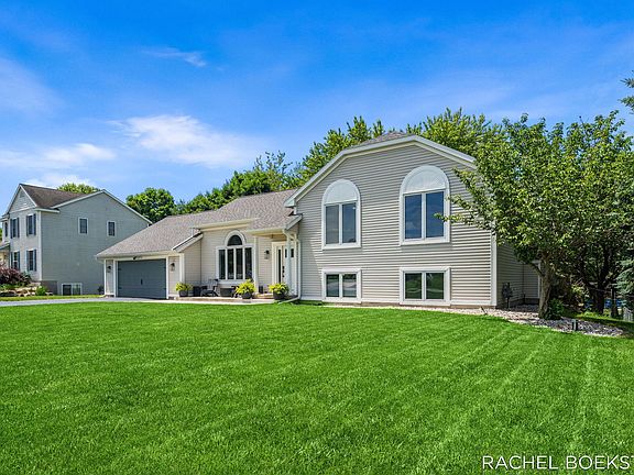 3rd image of 9271 Hessler Dr NE