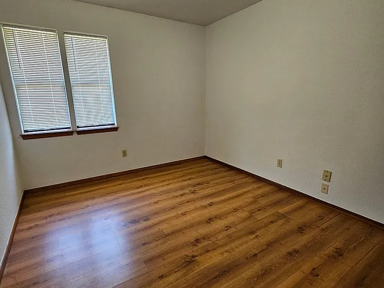 612 Springwood St — Photo 10