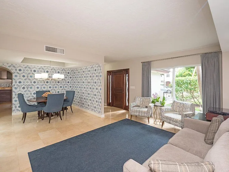 423 Alhambra Cir — Photo 4