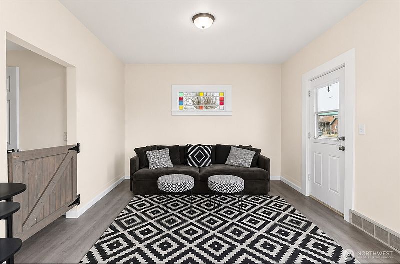 5th image of 214 Hamilton Street