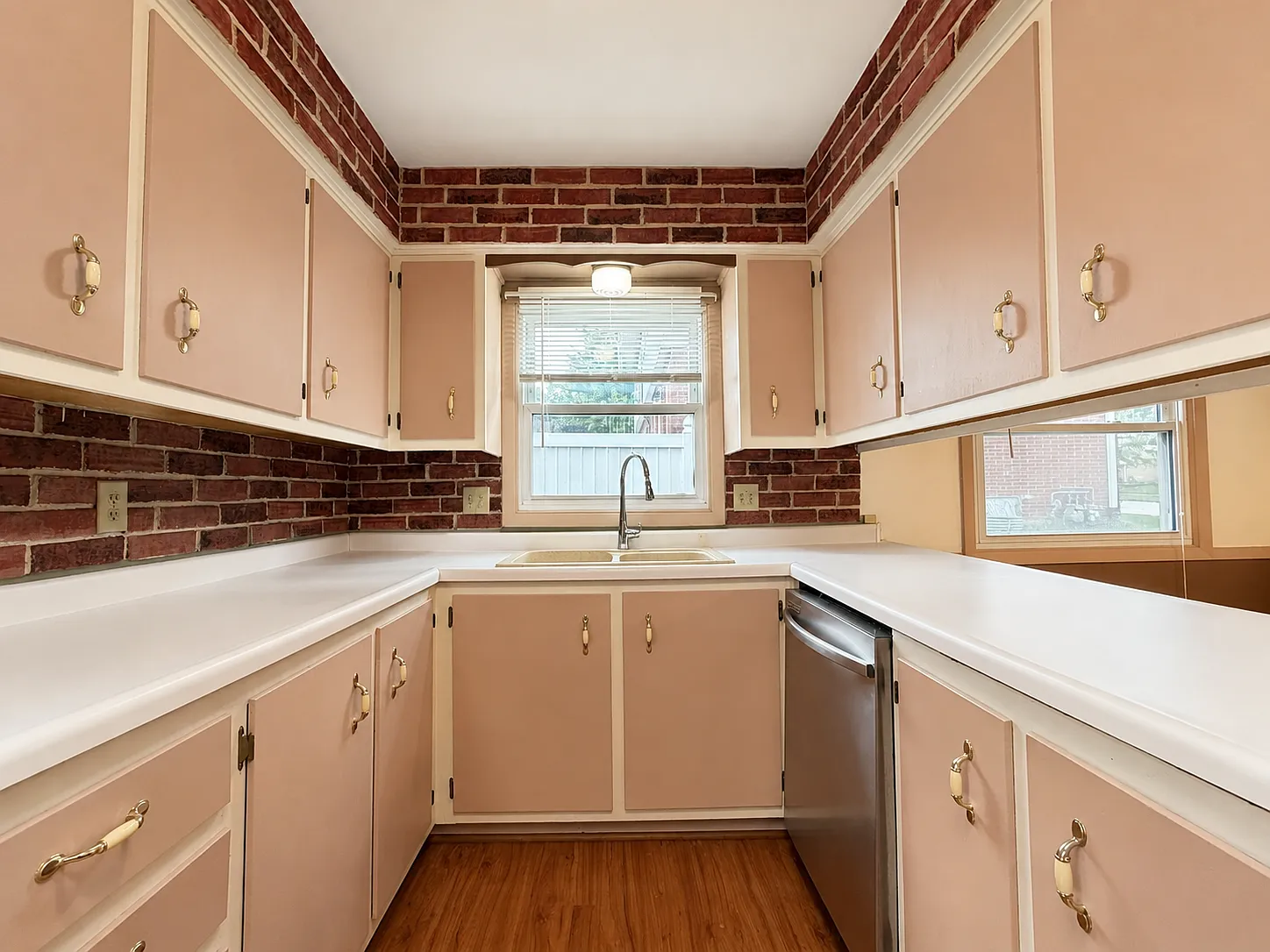 2 bed, 1.5 bath, 1250 sqft, $2,095 — Photo 2