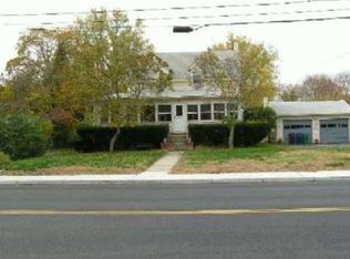 975 W Shore Rd, Warwick, RI 02889