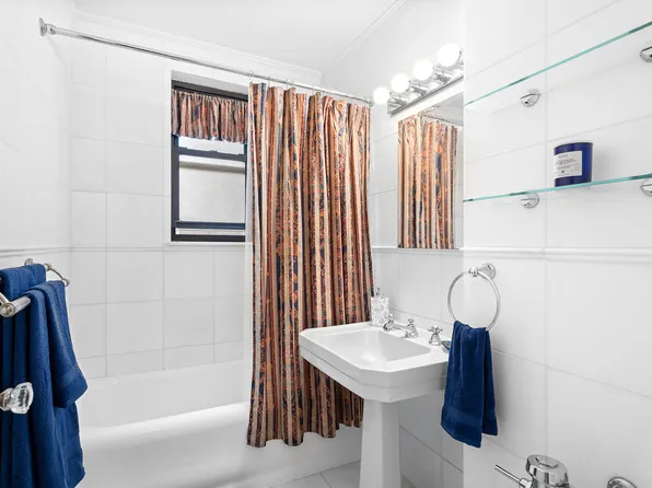 1435 Lexington Avenue image 6 of 10