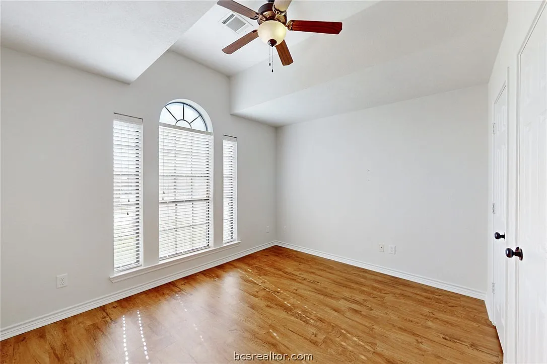 5 bed, 2343 sqft, $2,900 — Photo 4