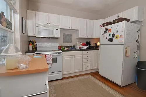 Medford Square 3 Bed apartment! Washer and Dryer in unit. Central Heat and Air. Plus large bedroo... — Photo 3