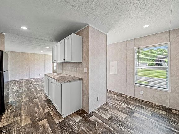4th image of 153 Marilyn Dr