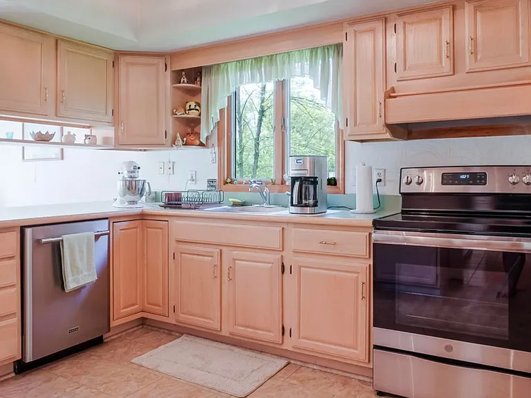 8735 Hanley Ln — Photo 3