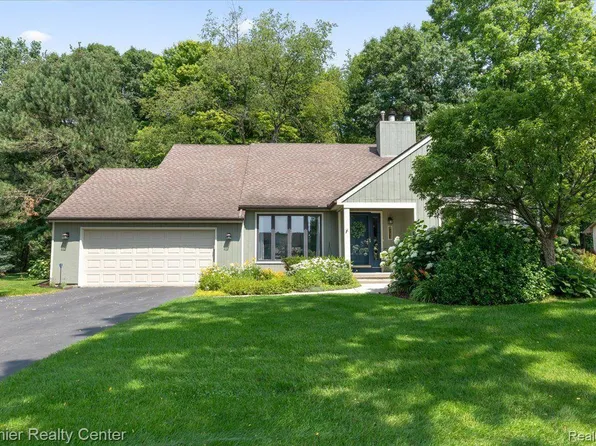 9293 Scenic Dr, Brighton, MI 48114