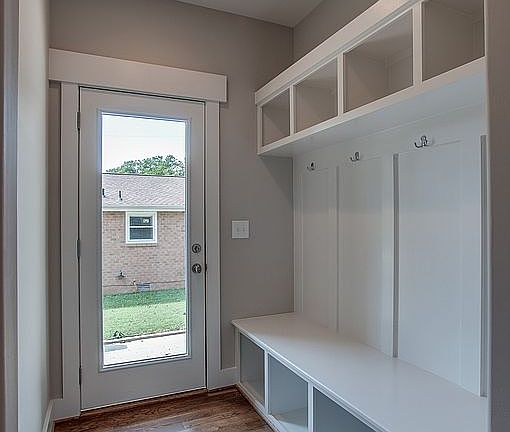 Side door & dropzone