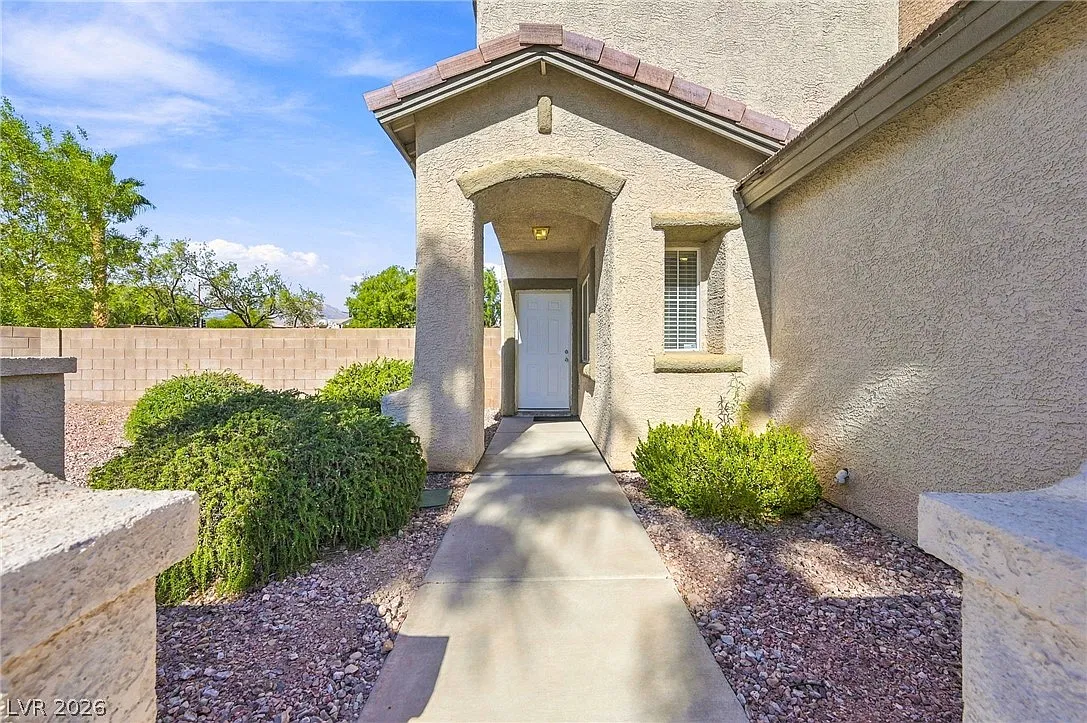 3 bed, 2.5 bath, 1681 sqft, $2,450 — Photo 2