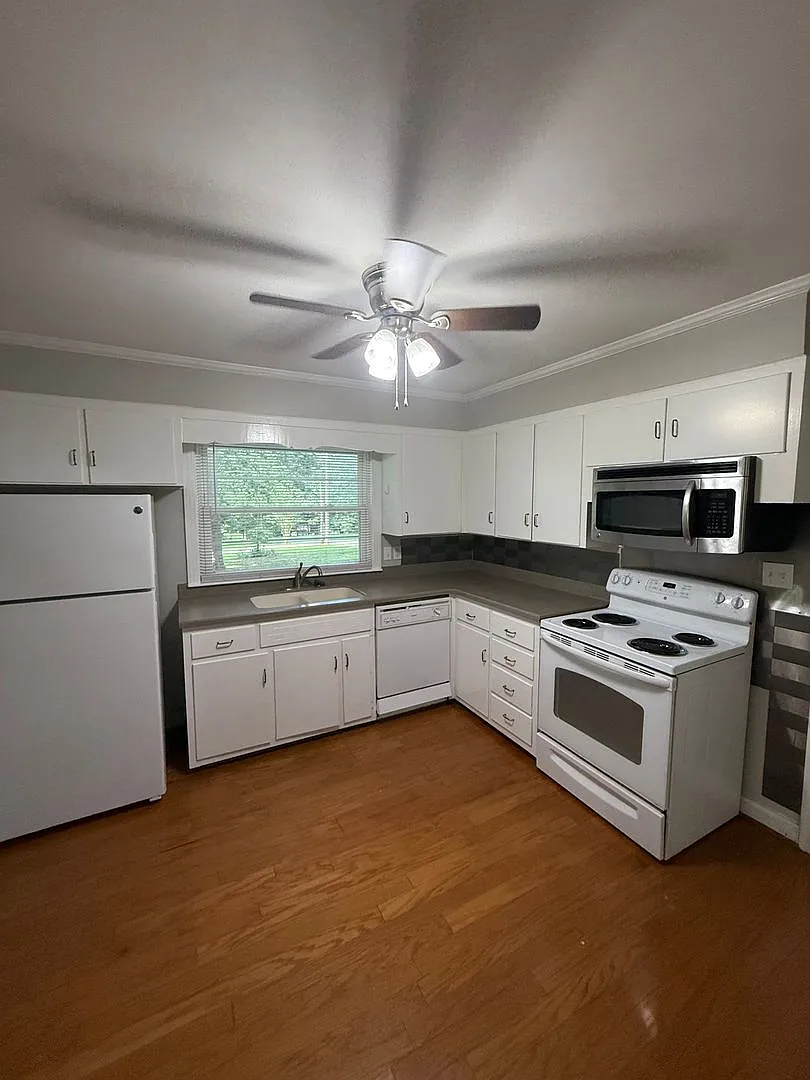 Beautifully updated, white-painted brick home! — Photo 4