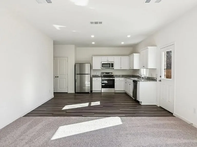 112 Connecticut Ct — Photo 5