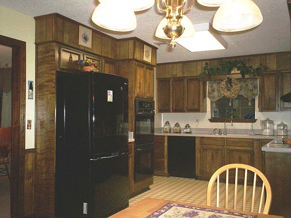 Country style eat in kitchen