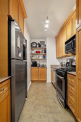 3rd image of 159 W 53rd St APT 33D