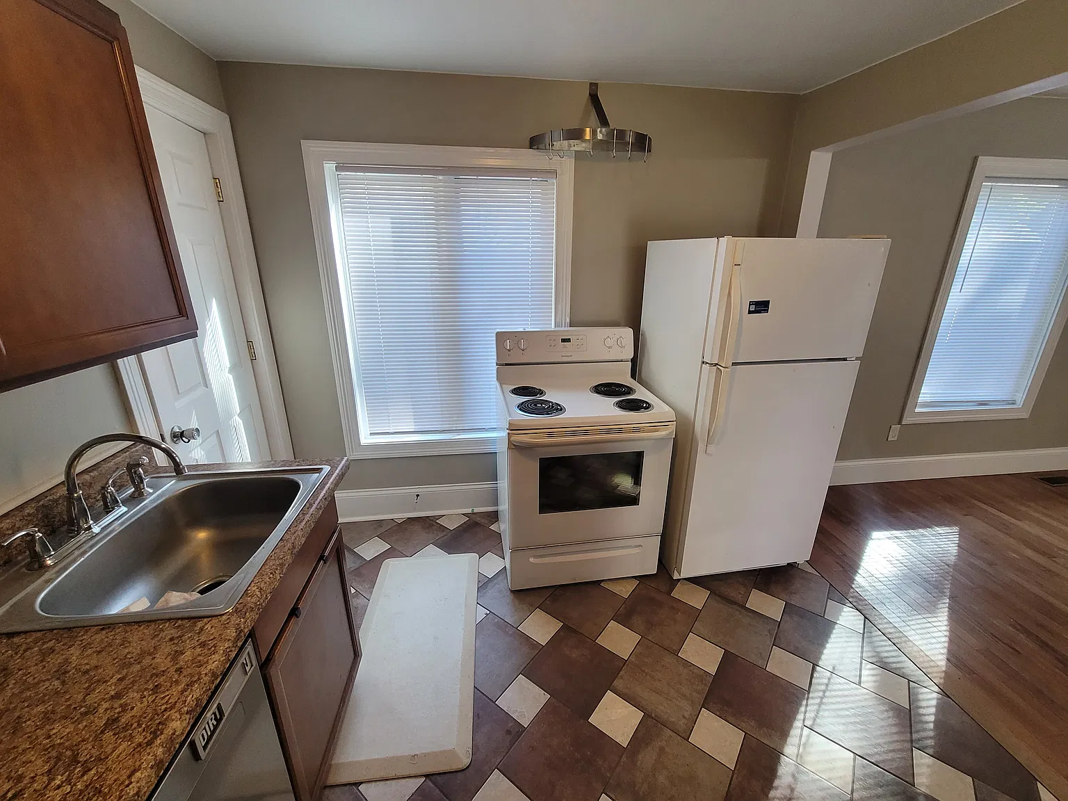 3 bed, 1420 sqft, $1,800 — Photo 3