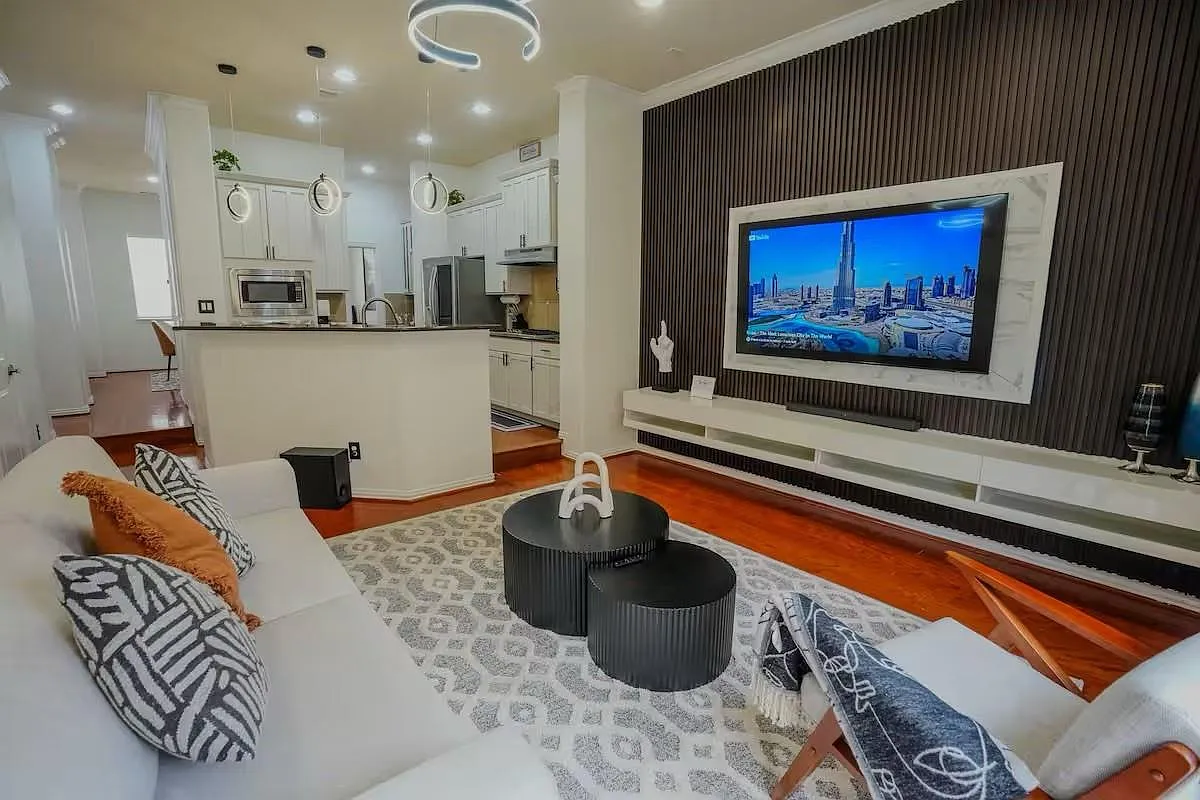 4 bed, 3.5 bath, 2935 sqft, $4,000 — Photo 2