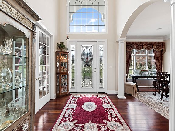 3rd image of 3596 Seven Oaks Trl