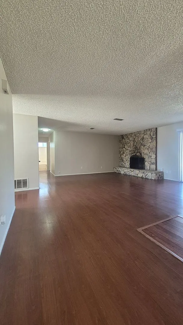 Spacious 3BD 2BA Home, 2-Car Garage, Huge Backyard, Washer/Dryer Hook-Ups — Photo 2