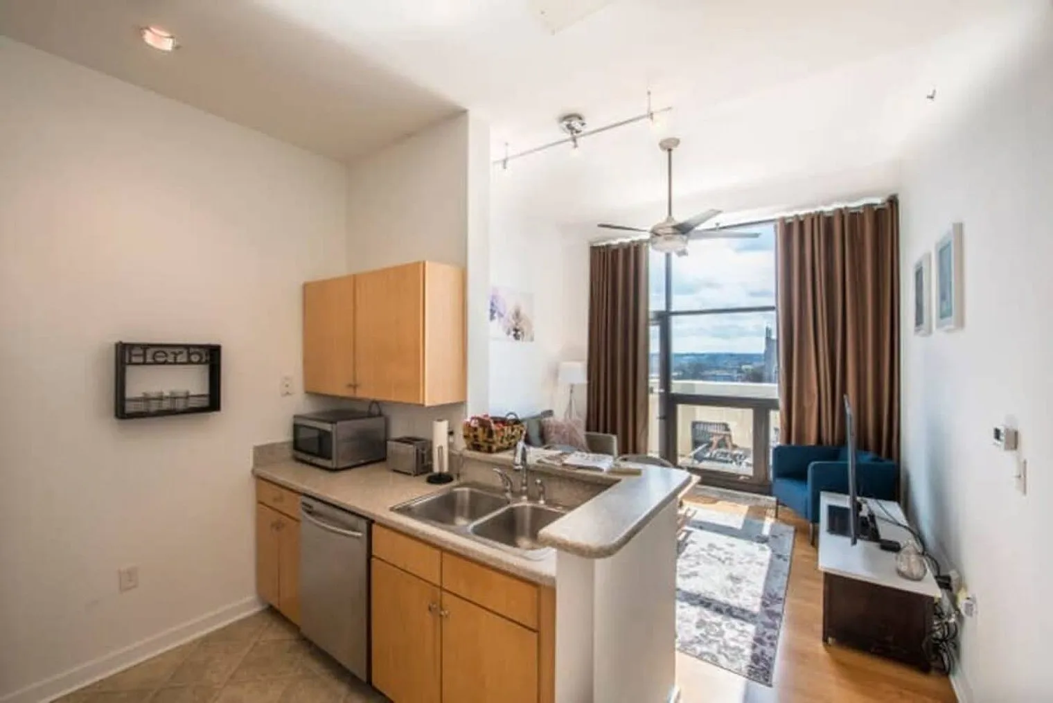 1 bed, 1.0 bath, 645 sqft, $2,804 — Photo 4