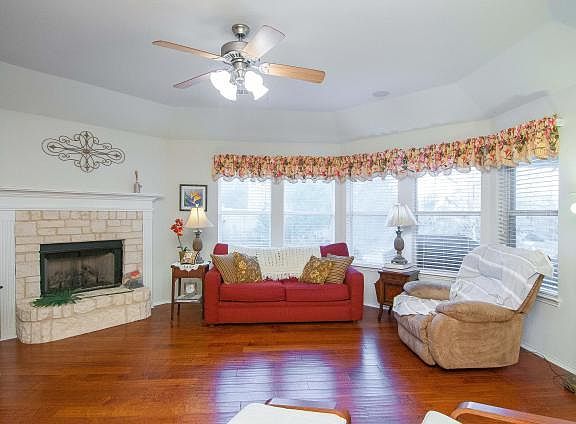 4th image of 222 Country Meadow Ct