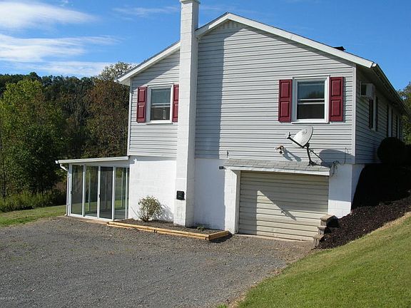 GARAGE AREA 11'2 W X 22'9"