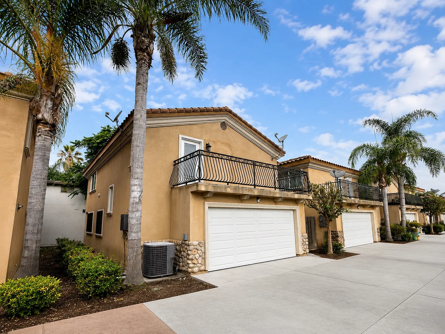 3 bed, 1440 sqft, $3,295 — Photo 1