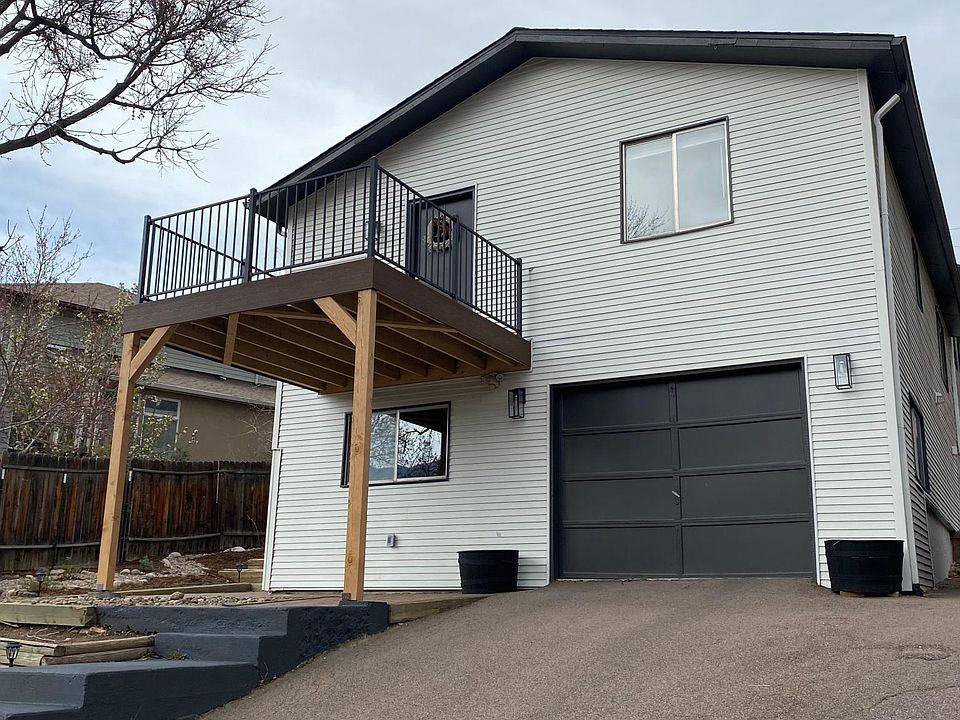 New deck overlooking INSANE mountain views!