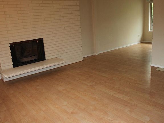 living room w/gas fireplace-unfurnished
