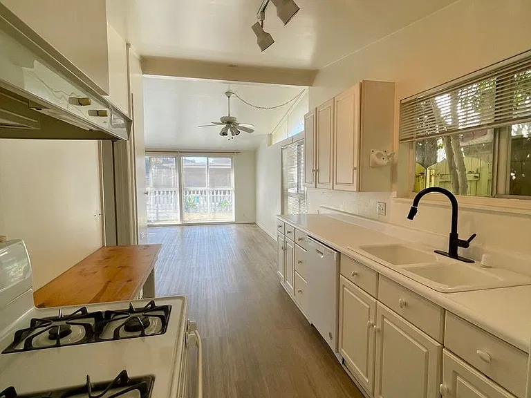 1127 Dover Ln — Photo 5