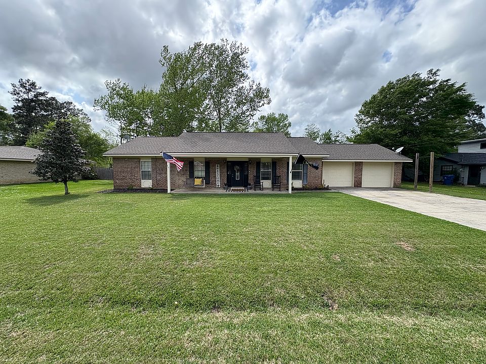 Beautiful home located on a family friendly culdesec. Approximately 30 minutes from military base.