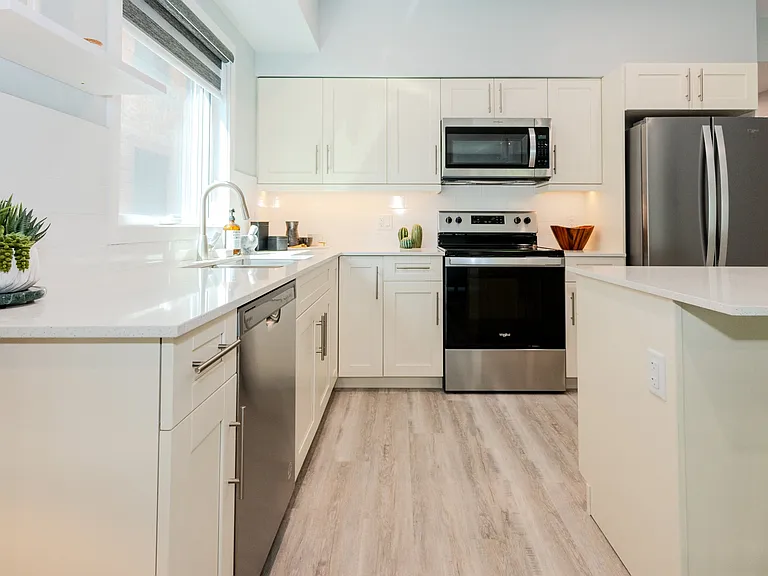 881 Grosvenor Ave — Photo 5