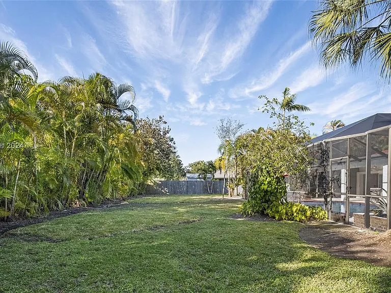 10130 SW 70th Ave — Photo 68