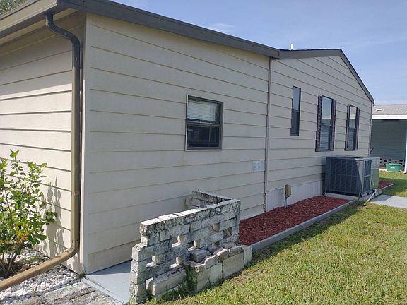 4th image of 326 Prince Edward Ct