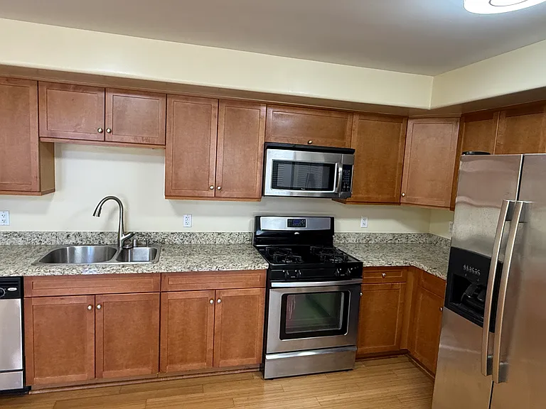 255 W 7th St #20 — Photo 9