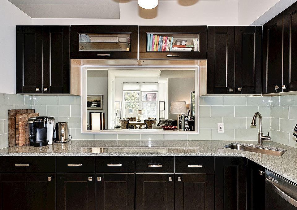 Stunning kitchen with breakfast bar that seats 3