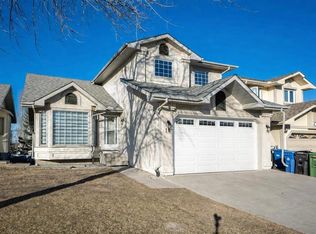 16 SW Sandringham Close NW, Calgary, AB T3K3W8