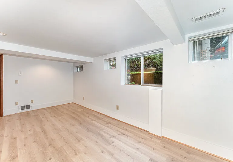 5523 Woodlawn Ave N — Photo 20