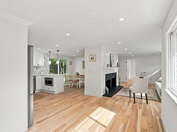 3rd image of 43 Quaker Road