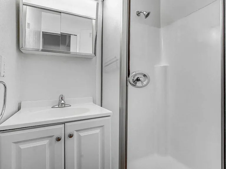 Third Avenue Apartments — Photo 13