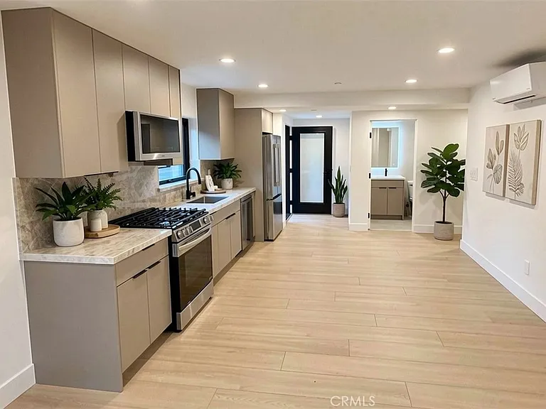 12820 Bloomfield St — Photo 3