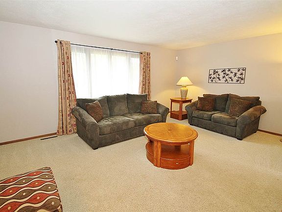 3rd image of 621 Betsy Ross Ln