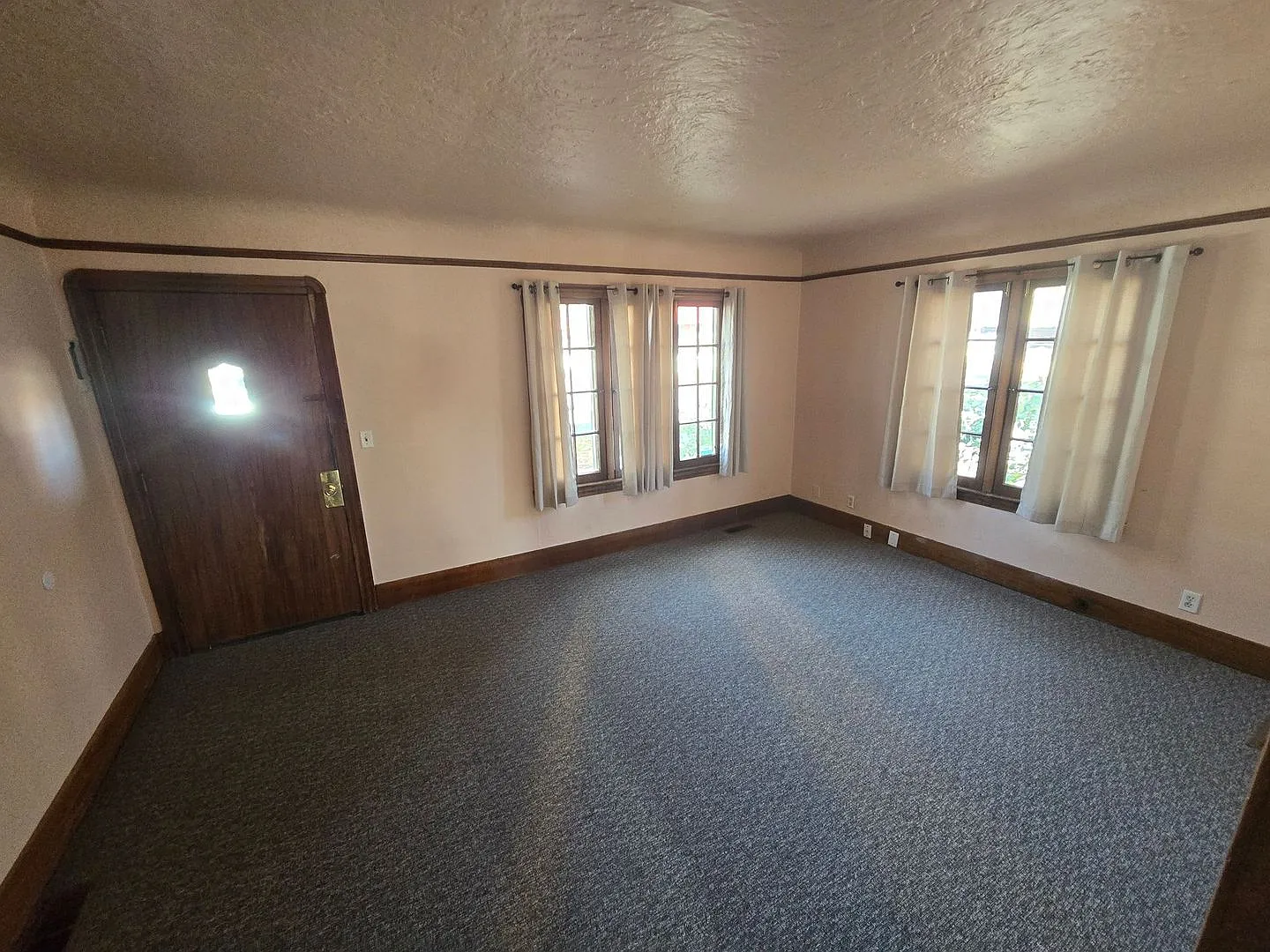 1822 Earle — Photo 3