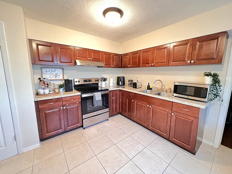 752 S Caroline St — Photo 3