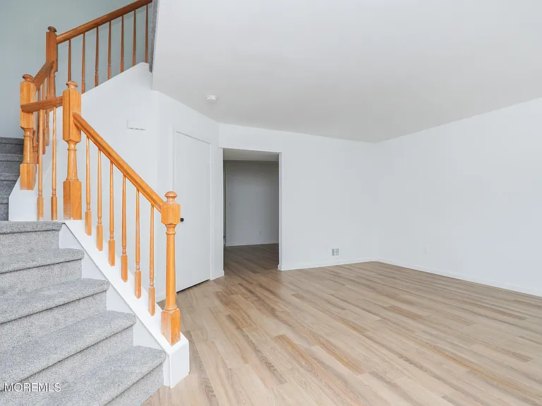27 Karen Dr — Photo 3