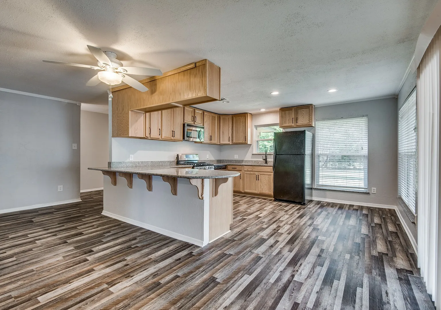 Charming 3-Bedroom Home in Irving — Photo 3