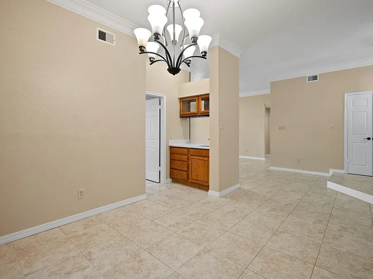 710 Lochnell Dr — Photo 10
