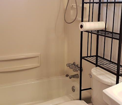 4th image of 202 Herbert St